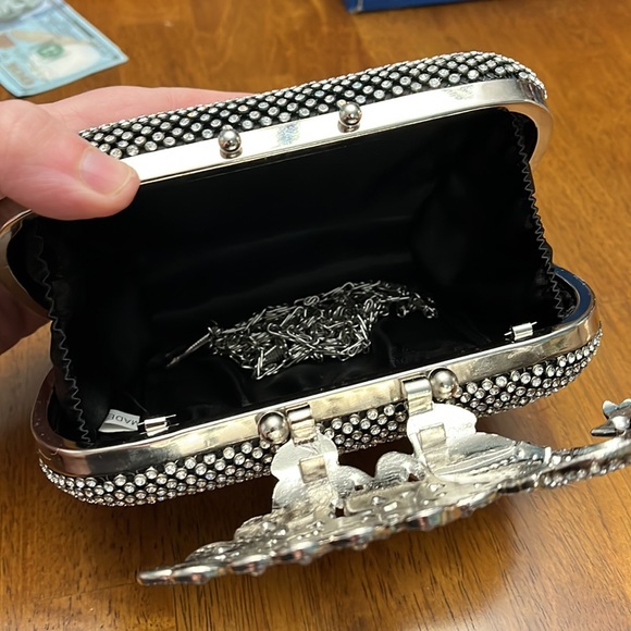 Peacock clasp clamshell purse rhinestone/black/silver, removable chain included - Picture 4 of 5
